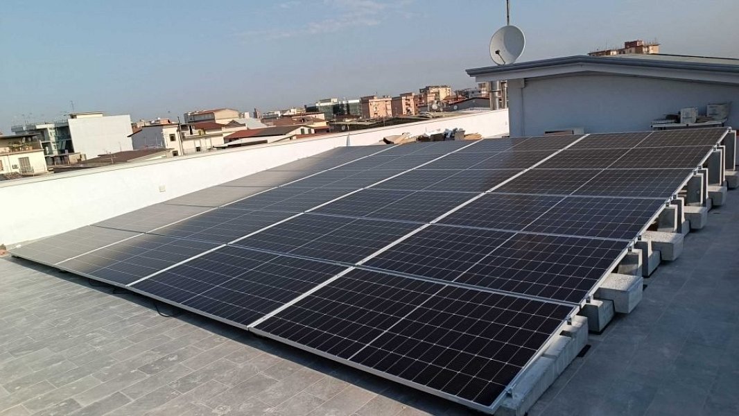 Fotovoltaïek op platte daken: revolutie in bevestiging met Sunblocks-betonblokken