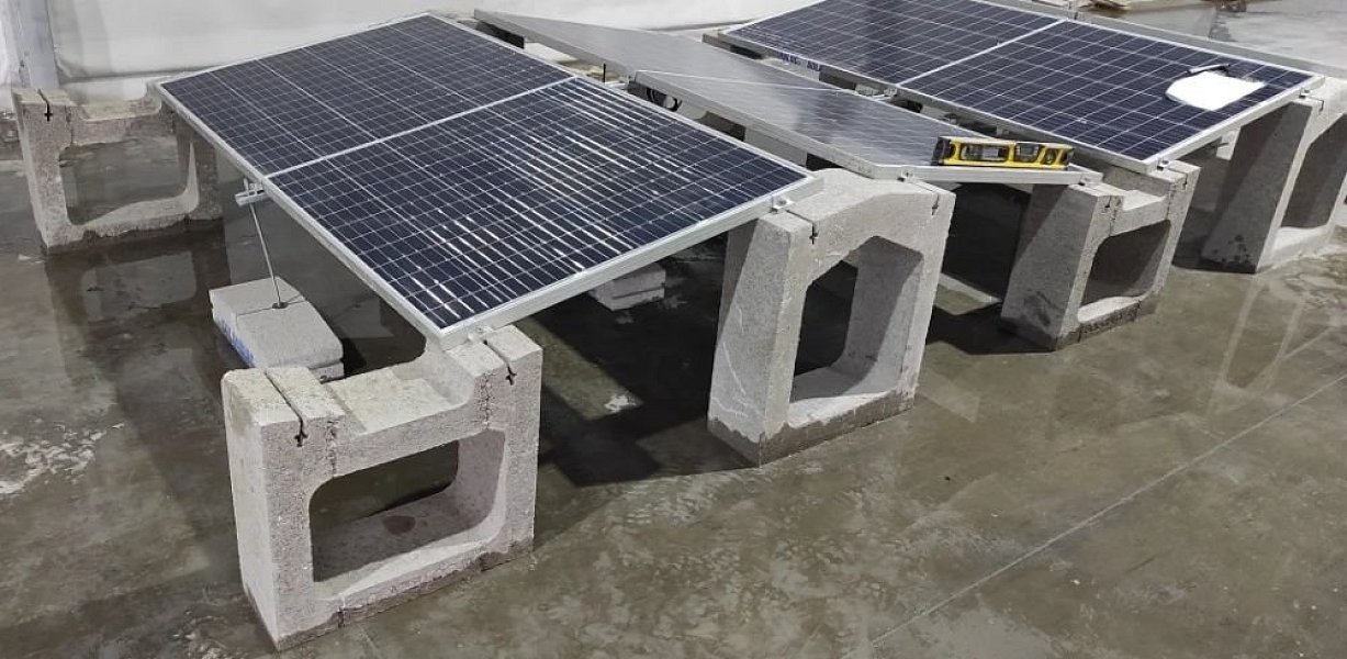Fotovoltaïek op groendaken: symbiose van technologie en natuur dankzij zelfdragende blokken