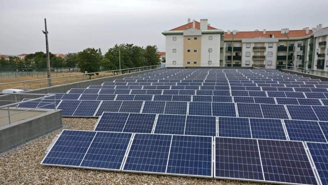 Ecologische impact en duurzaamheid: fotovoltaïsche systemen en zelfdragende ballastblokken op platte daken