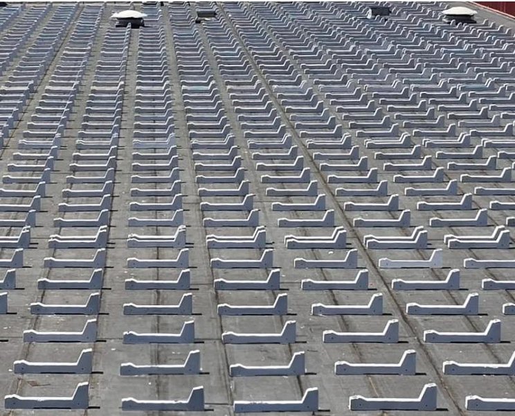 Voordelen van de montage van zonnepanelen op platte daken: waarom kiezen voor betonblokken?
