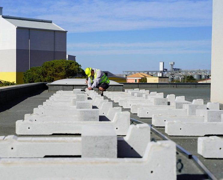 Hoeveel weegt een betonblok voor fotovoltaïek en hoe berekent u de benodigde hoeveelheid?