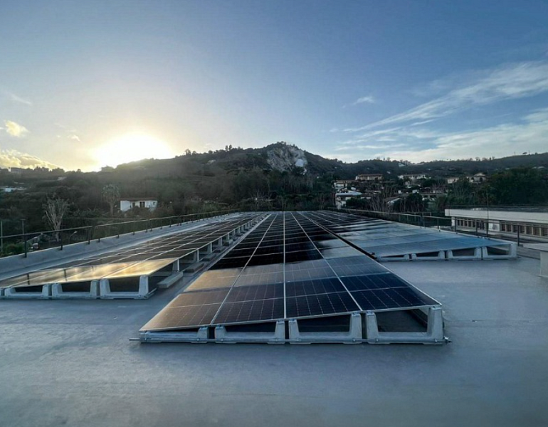 Zonnepanelen op een plat dak: waarom kiezen voor een betonnen constructie?
